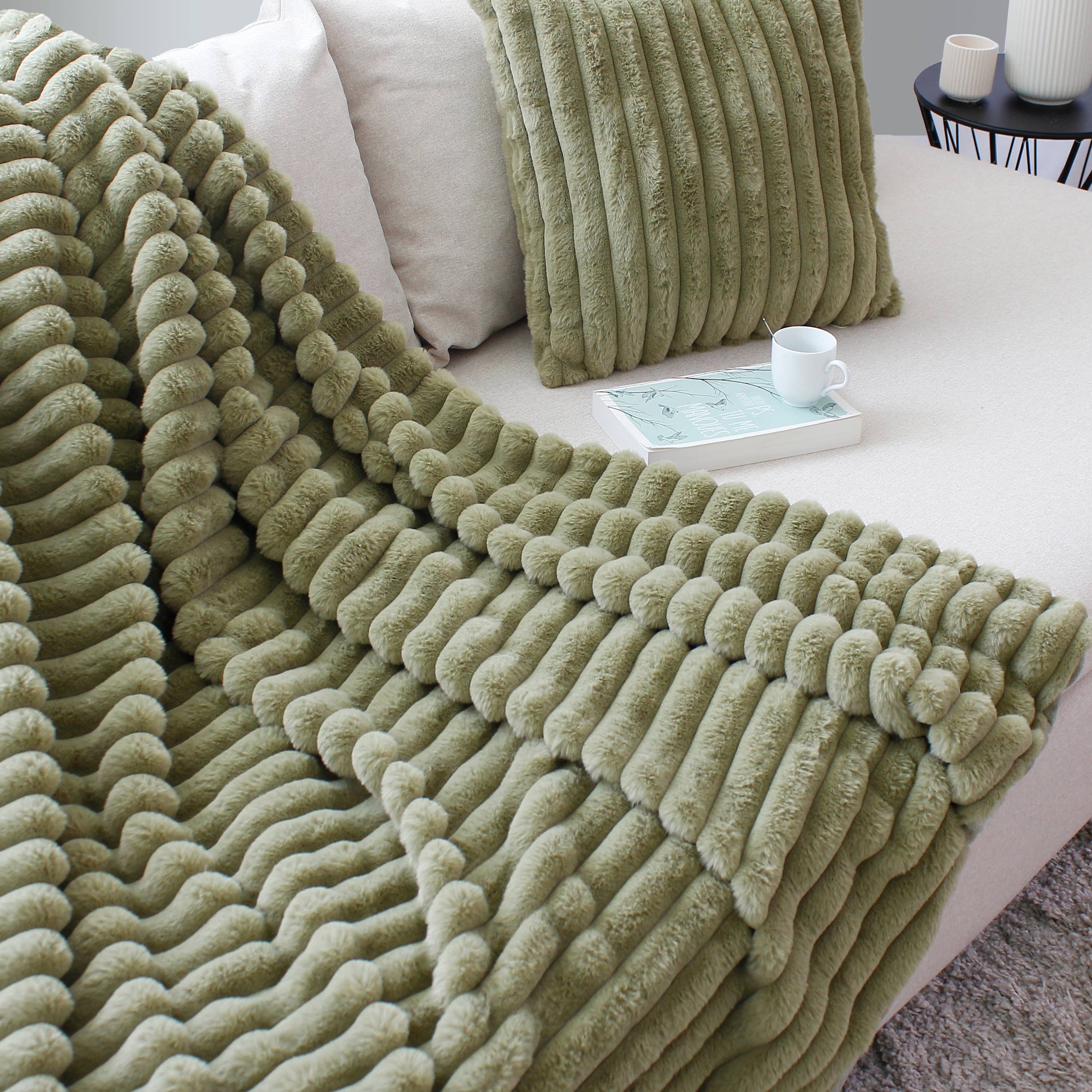 DECOSTARS - CmaDECO – Großhandel Überwurfdecke – Kunstfell-Plaid mit Flanellfutter, 125 x 150 cm, Matisse2