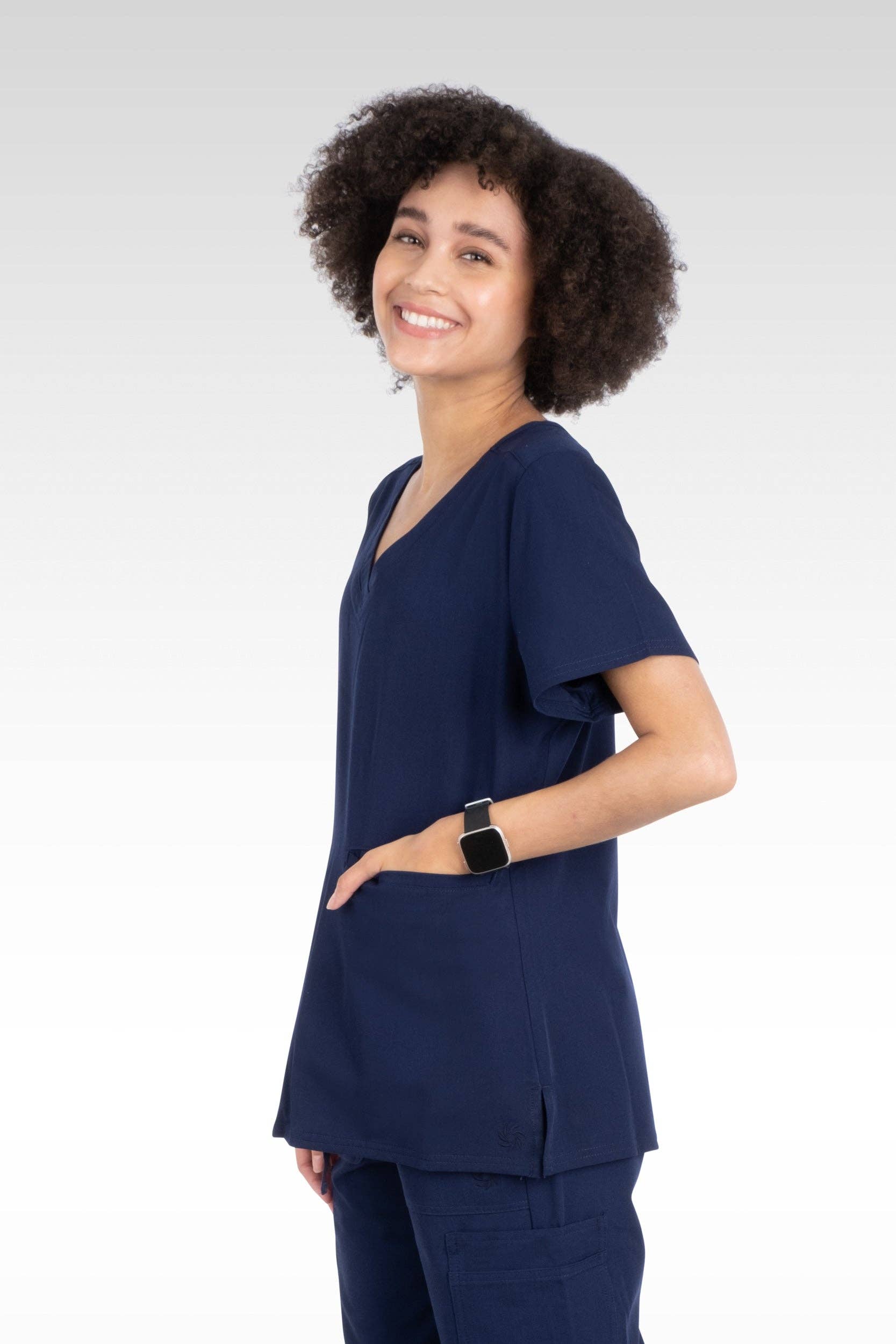 Aura Naturale - Wholesale Uniform voor gezondheidszorg - Dames - Kara Dames Ronde Hals Scrubstop met 4 Zakken (94002)22