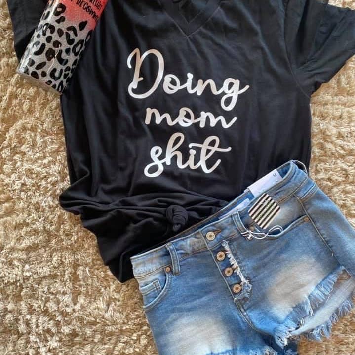 Camiseta Doing Mom Shit para venta al por mayor de Game Day Apparel