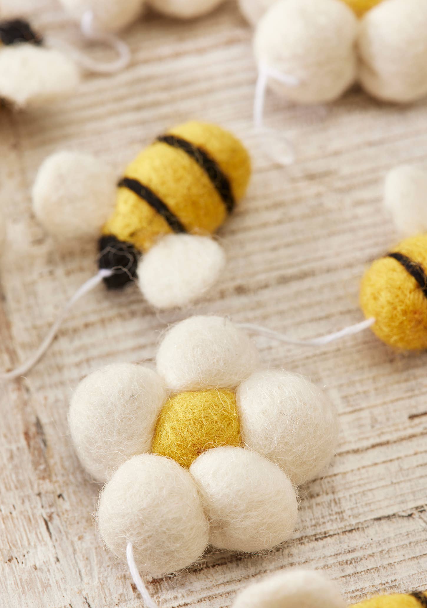 Namaste - Vente Fanion/guirlande - Guirlande en feutre avec abeilles et marguerites1