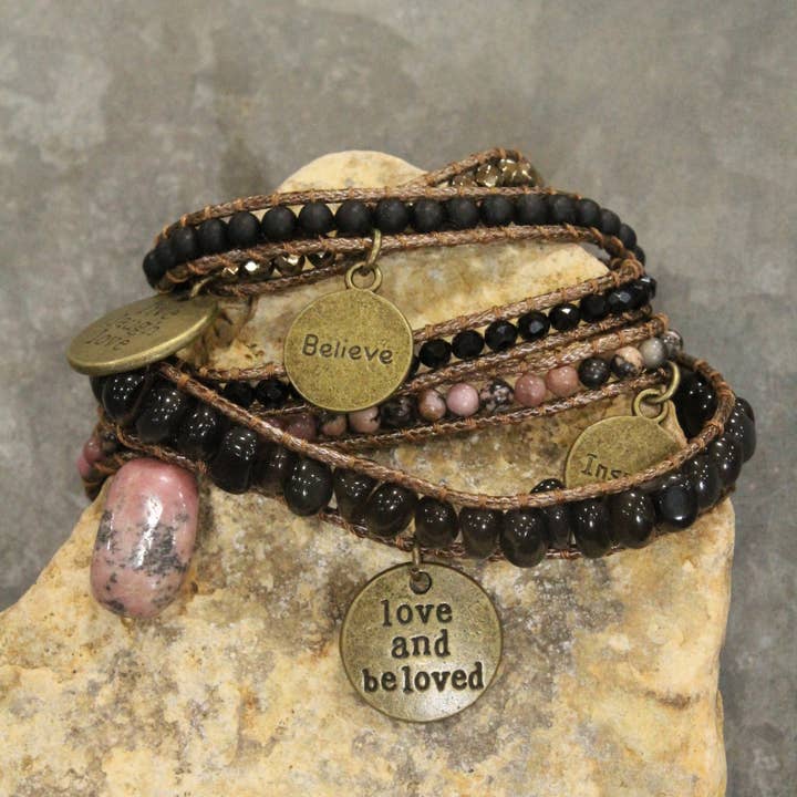 Bracelet en cuir et pierres naturelles noires avec breloques pour la vente par The Primitive Peddler, Inc.