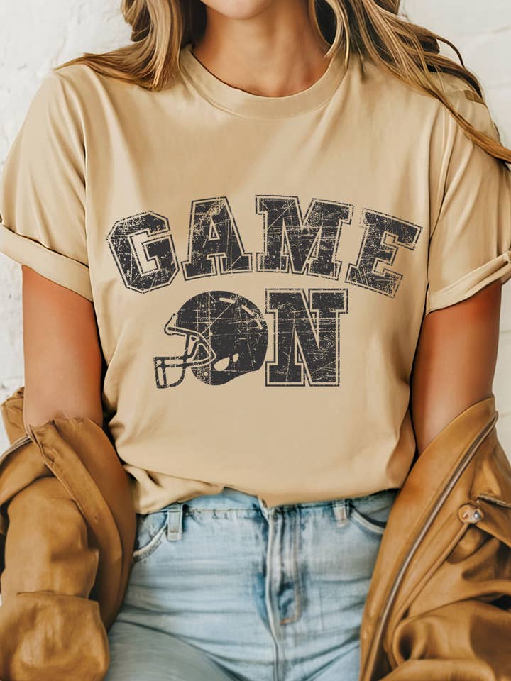 SPIL PÅ FODBOLD HJELM GRAFISKE TSHIRTS for engroshandel hos Rustee Clothing