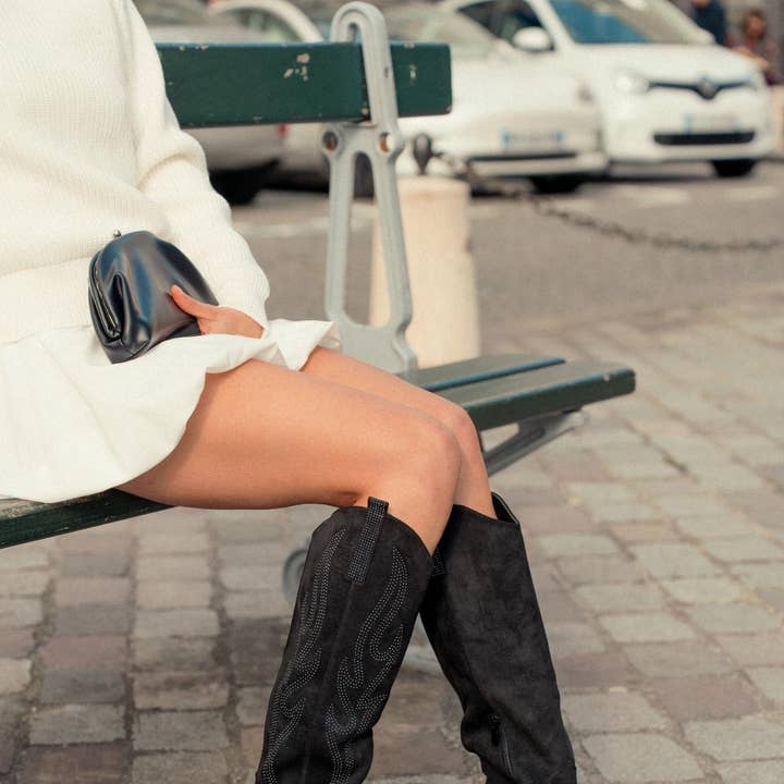 BOTTE COWGIRL COWBOY HAUTEUR GENOU À TALON CARRÉ BRODÉE ÉTINCELANTE et autres tendances Résultats pour botte en vente B2B. Retours gratuits et paiement à 60 jours sur Faire sur Faire.