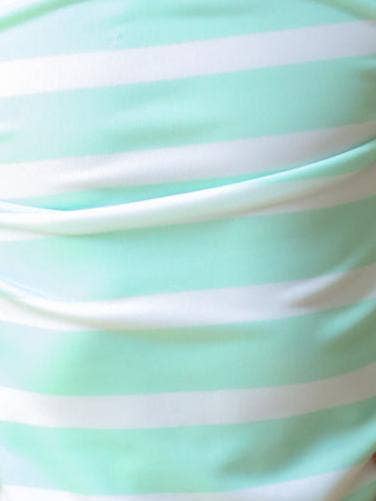 Das zweiteilige Badeanzug-Set mit Rashguard für Mädchen - Grüner Streifen für den Großhandel von dear georgie