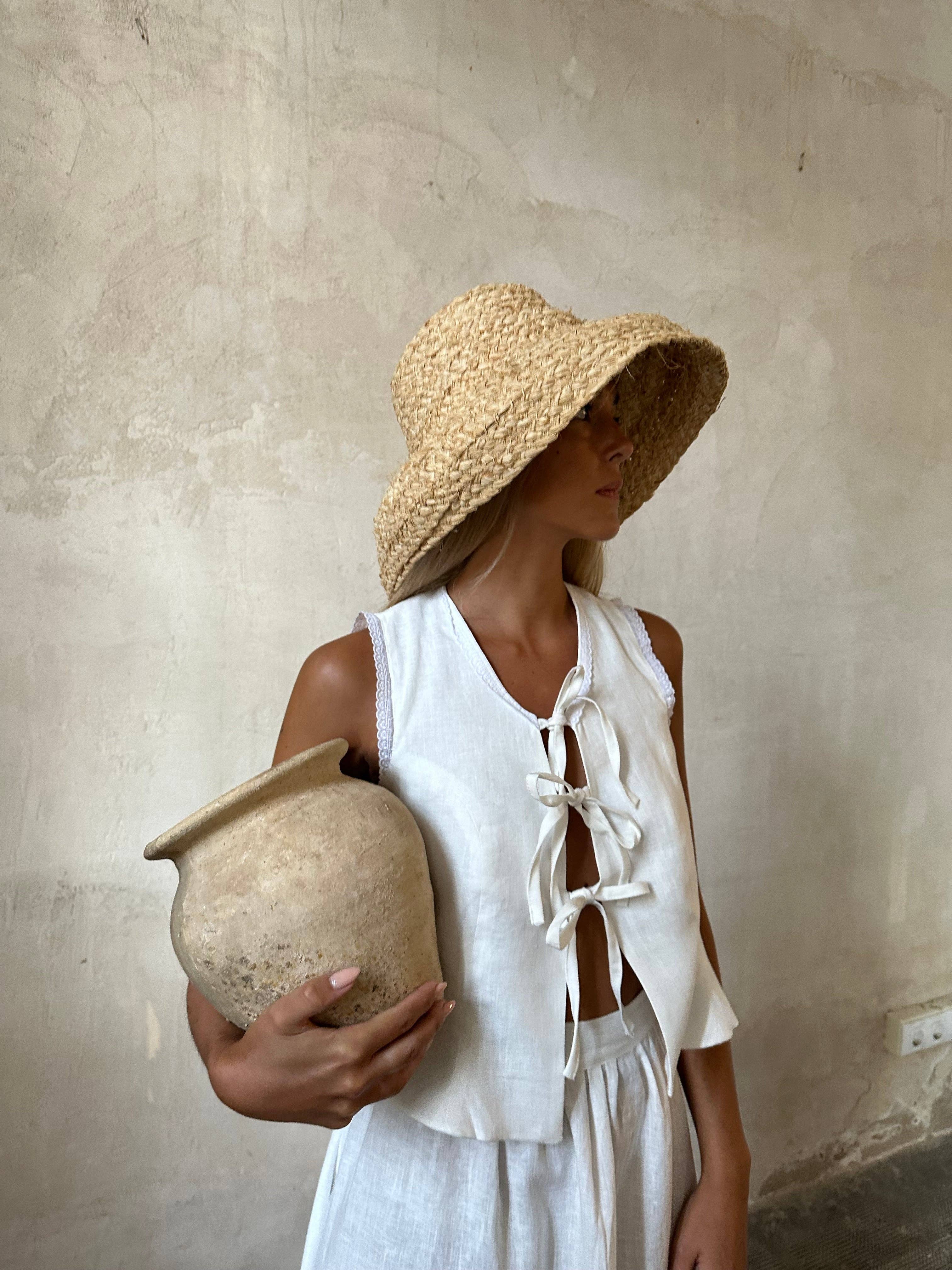 Bianco Top Vega in lino 100% senza maniche con inserti in pizzo e scollo a V in vendita all'ingrosso su Faire1