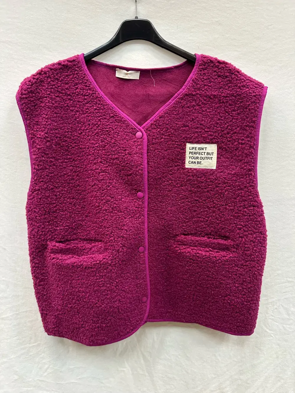 Mimi & Gogo – Großhandel Oberbekleidungsweste – Damen – Moumoute-Weste mit Abzeichen @3418_GiEcussonMoumoute5