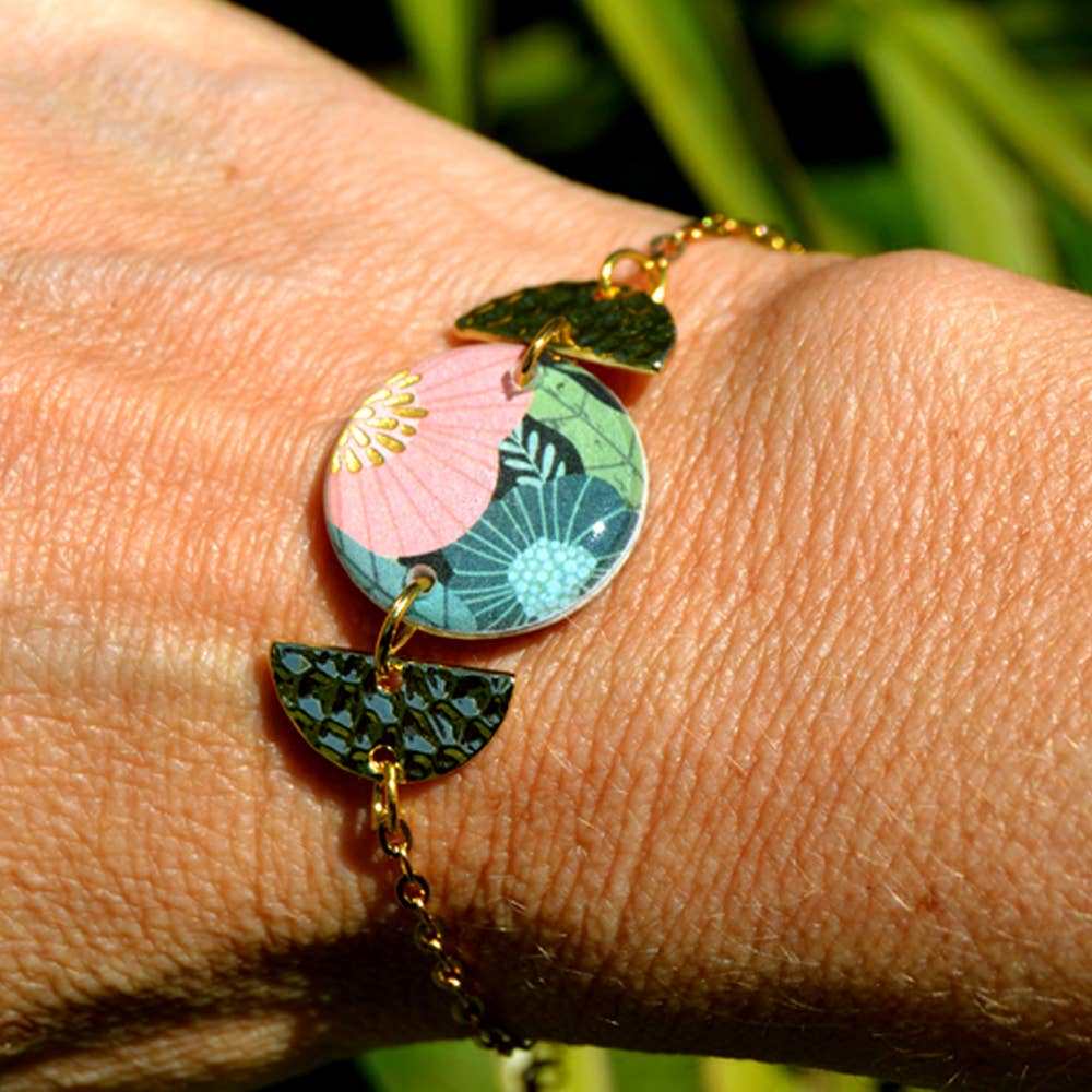 SUNKRIS - Wholesale Charm/Dangle Bracelet - Adjustable floral bracelet in gold stainless steel and resin6