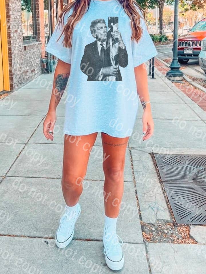 REMOVED BRAND - Vendita all'ingrosso Tunica - Donna - Maglietta con bandiera e bacio di Trump0