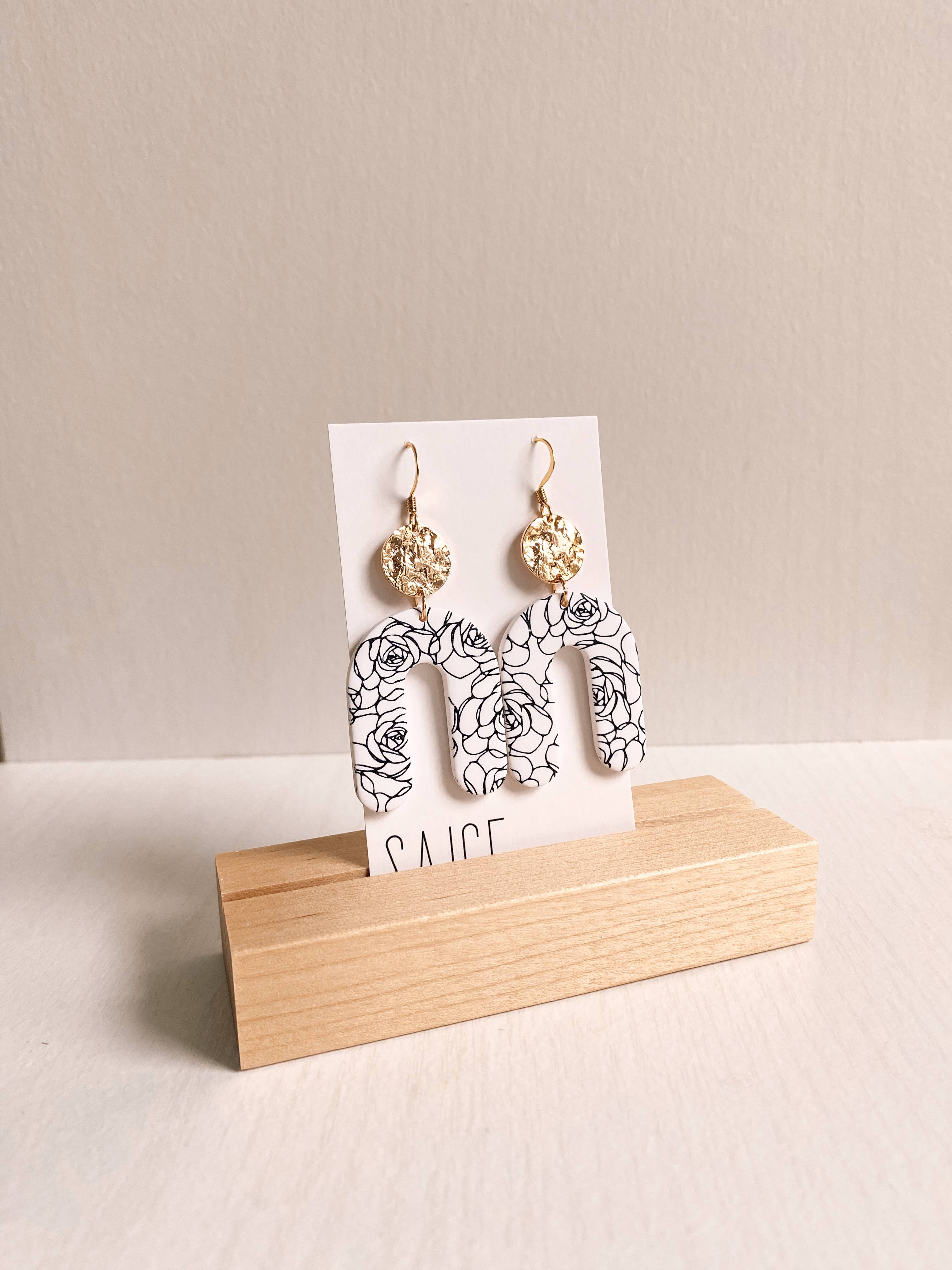 Saige Collective - Vendita all'ingrosso Orecchini pendenti - Lucky - Orecchini in argilla nera peonia2