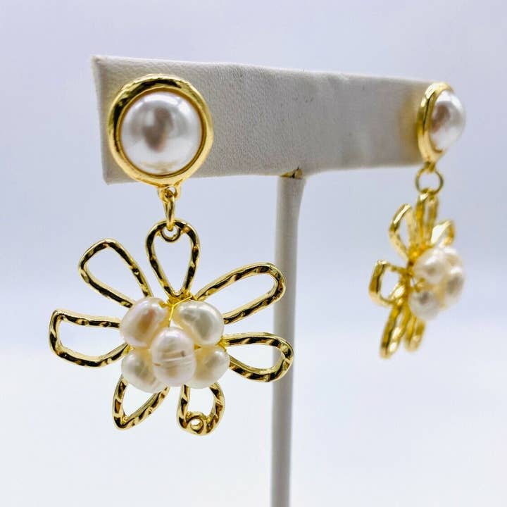 Perlenstecker und Perlen-Cluster-Blumen-/Blüten-Tropfenohrring für den Großhandel von Fleur de lys collections