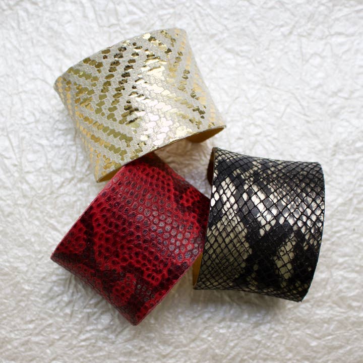 a.v. max – Großhandel Manschettenarmband – Lederumwickelte konkave Manschette|Viele Farben43