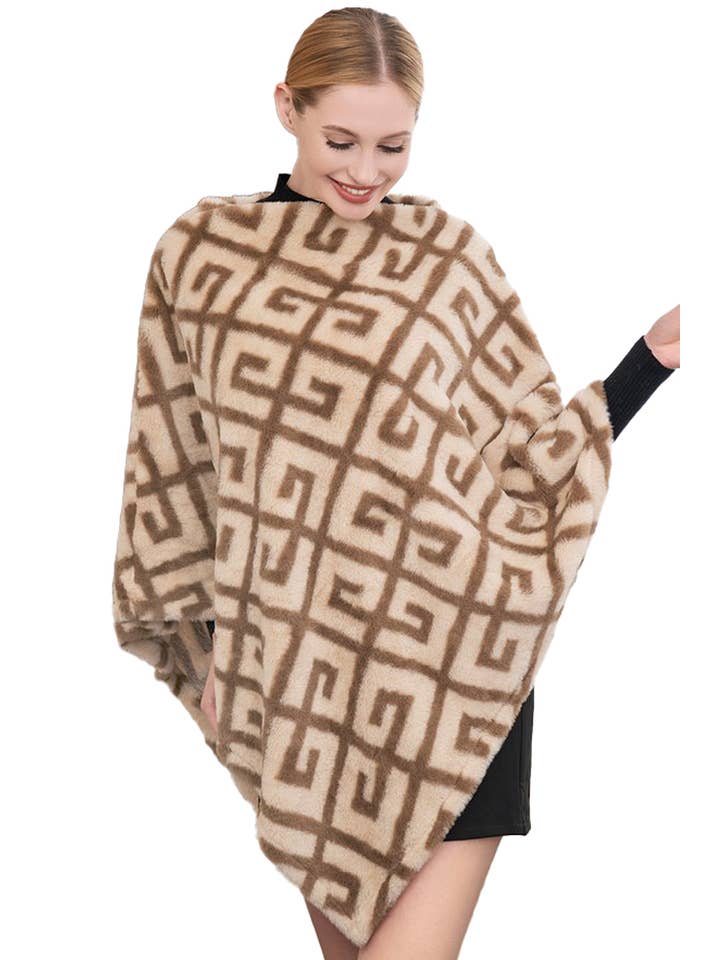 Cap Zone - Wholesale Poncho - Dames - Poncho met zachte nepbont en Griekse sleutelprint1