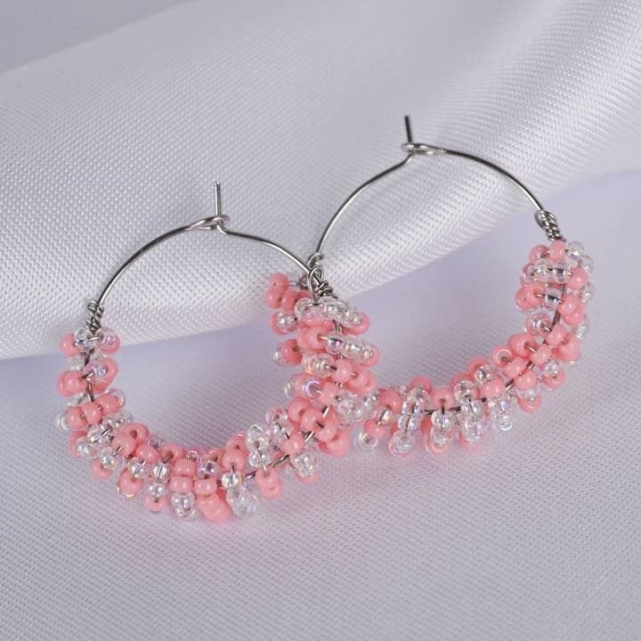 Créoles en perles Pretty In Pink pour la vente par Linati Studio