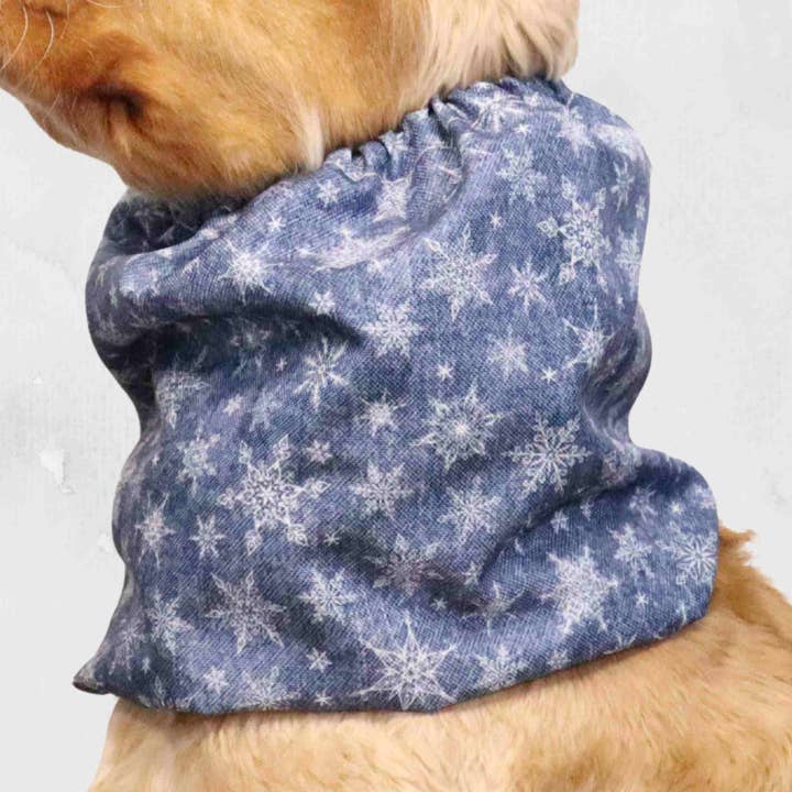 Snood Imperméable pour Chien | Flocons de Neige en Bleu Jean pour la vente par Distinguish Me