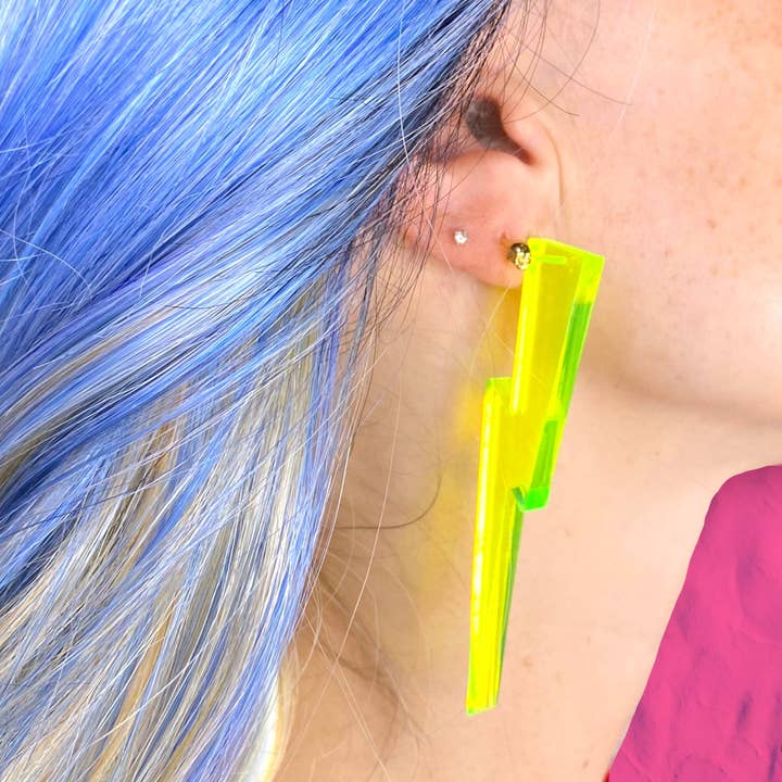 Boucles d'oreilles Chunky Statement Lightning Bolt en vert clair réactif à la lumière noire. pour la vente par Vinca