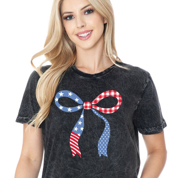 Haut à manches courtes en lavage minéral avec imprimé graphique américain pour femmes pour la vente par Amused by Blue