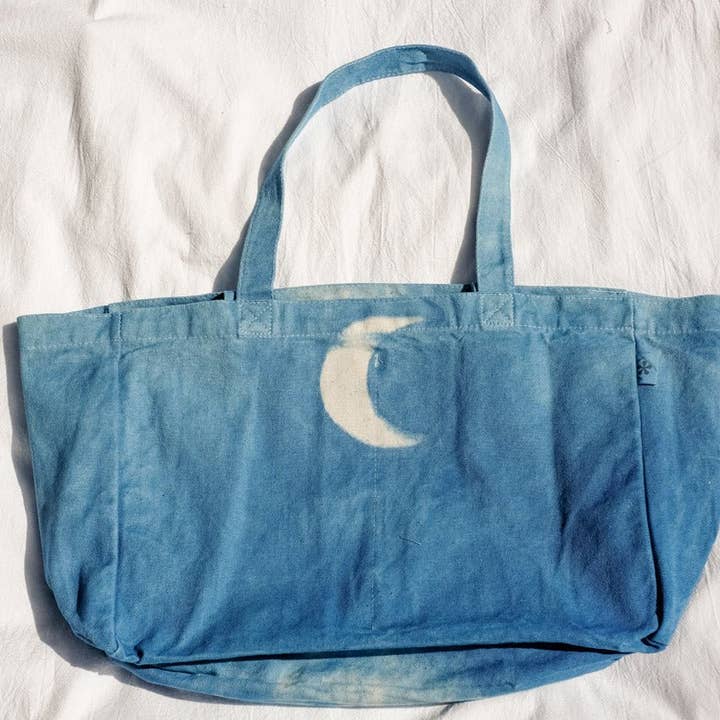 Tote grande Indigo Algodón orgánico Blue Moon para venta al por mayor de The Wild Bloomer
