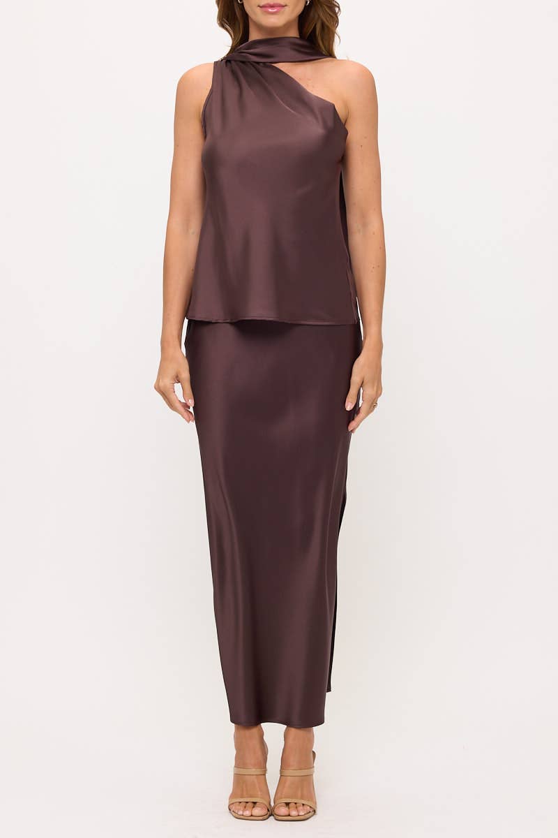 Castanho Top de Cetim de Um Ombro com Detalhe de Lenço, Fabricado nos EUA para venda a revendedores na Faire4