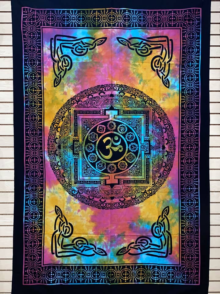 Tapisserie mandala des 7 chakras Om Yantra pour la vente par Katmandu Trading Co.