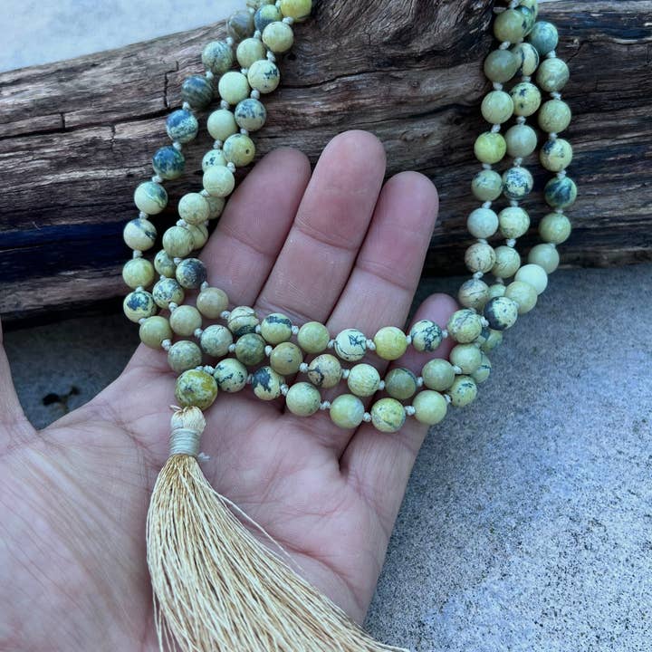 Lungta Imports – wholesale Bönehalsband – Naturlig serpentin handknuten mala, radband 108 pärlor, japa mala, meditationsmala, malahalsband, gratis silkespåse