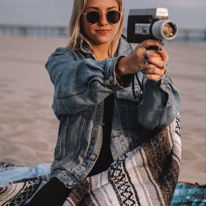 Wavey | Sunglasses – wholesale Sunglasses – Unisex – Black Lens & Gold Frame | Round Style | Unisex & Stylish4