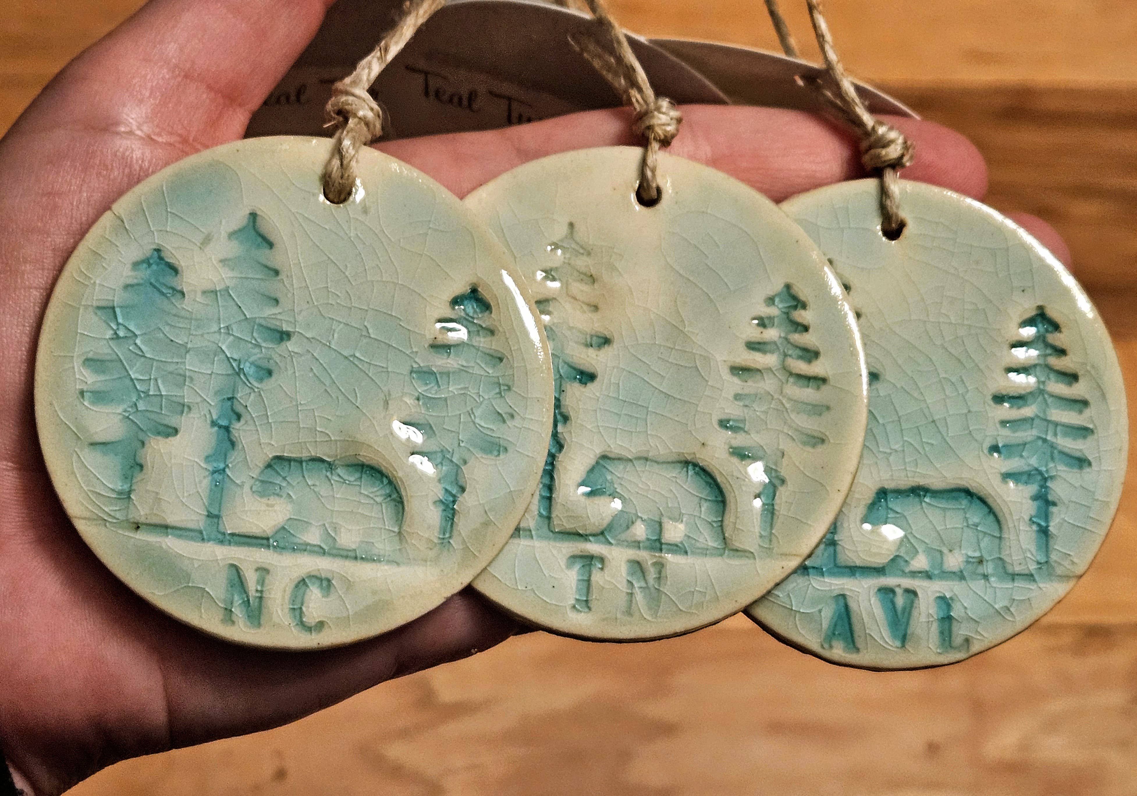 Teal Turtle Studio - Wholesale Ornament - Op maat gemaakt Misty Mountain Bear keramisch ornament aandenken1