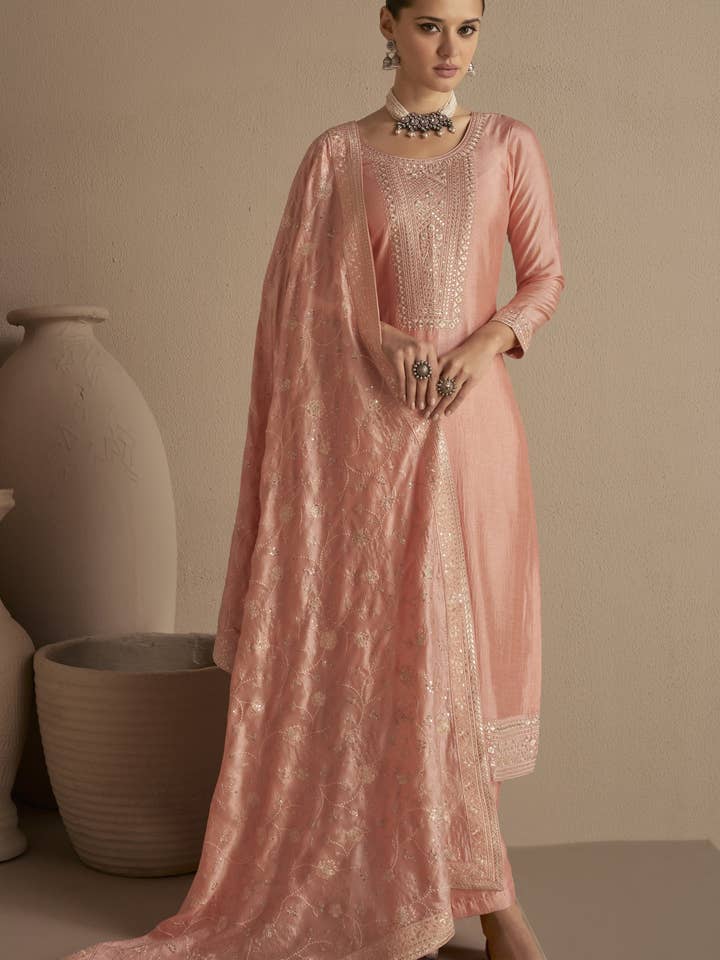 Traje de pantalón y kameez de seda chinon melocotón para festivales y bodas indias - Trabajo de bordado en hilo RTS para venta al por mayor de HATKE BRIDE