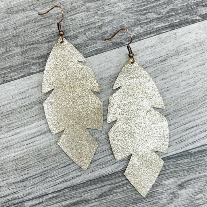 Boucles d'oreilles en cuir doré métallisé vieilli par des plumes pour la vente par Hazel Hill ~MaeBella~