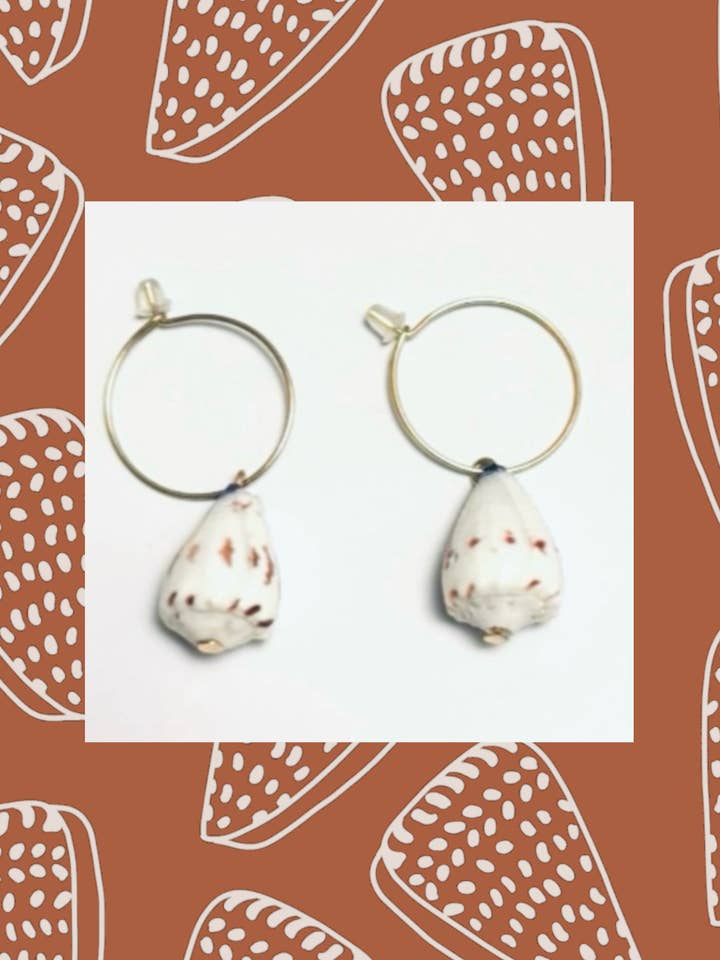 Brun Keglesnegl Guld Hoops Øreringe for engroshandel hos The Coconut Collective