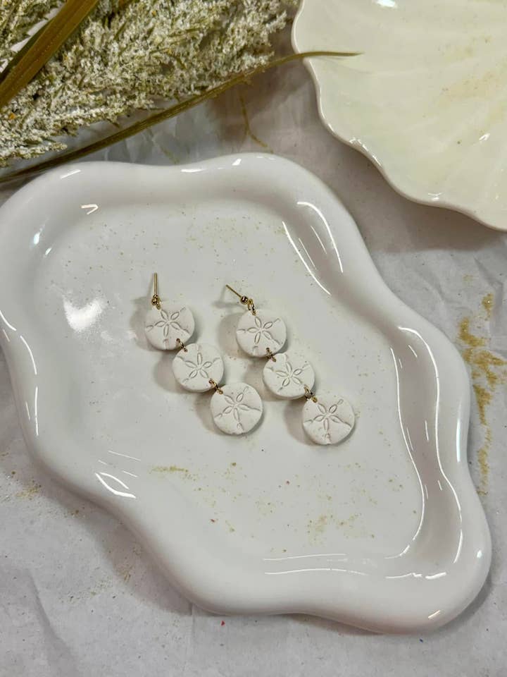 Trio de Sand Dollar en blanc | Boucles d'oreilles en argile de plage pour la vente par Watch Me Bloom