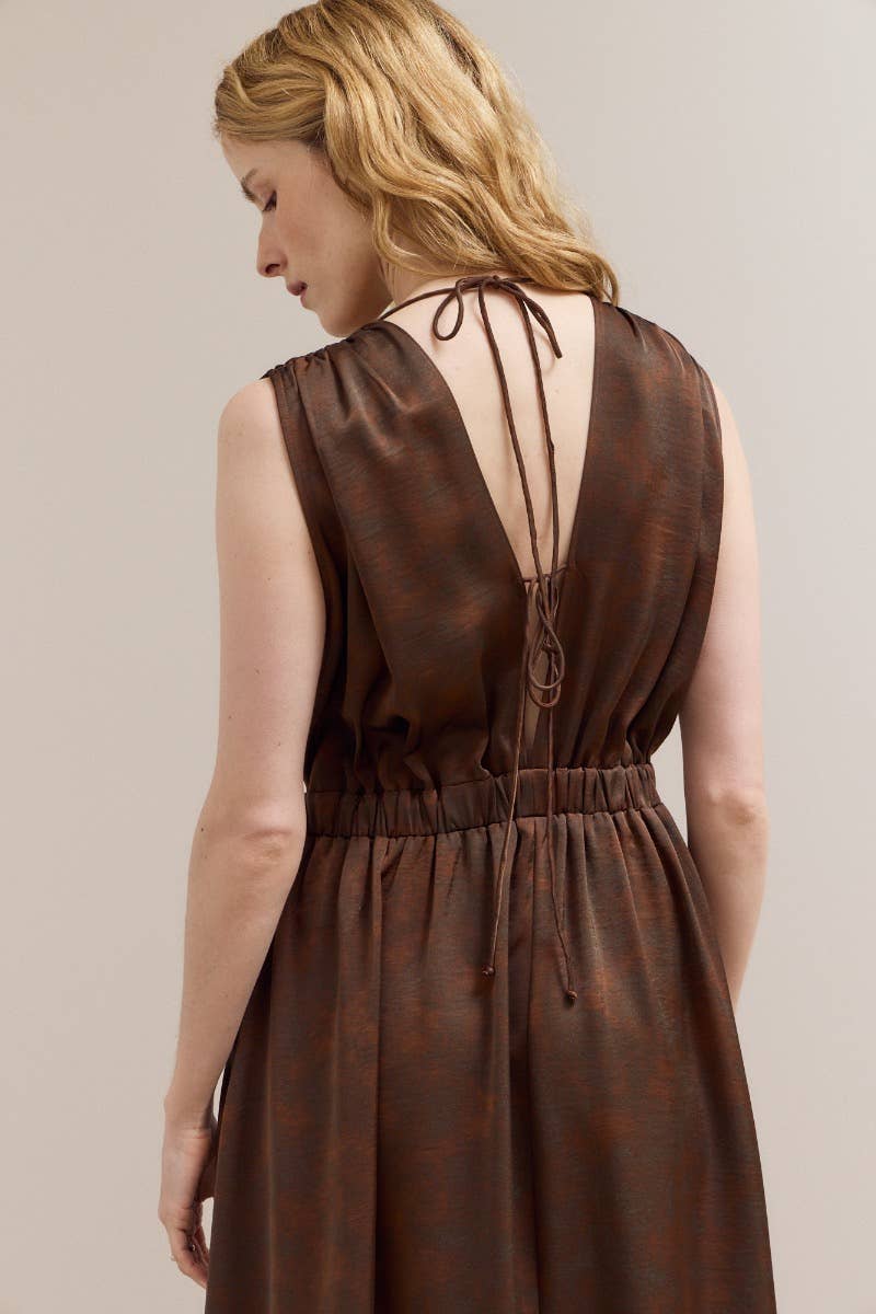 Brons 61182PP - MAXI SATINEN JURK MET BANDJES EN OPEN RUG voor groothandel op Faire4