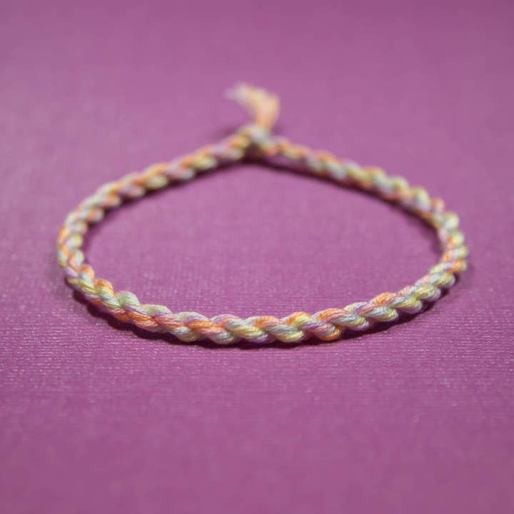 Bracelet torsadé en coton arc-en-ciel pastel - Ajustable pour la vente par Quiet Mischief and Company