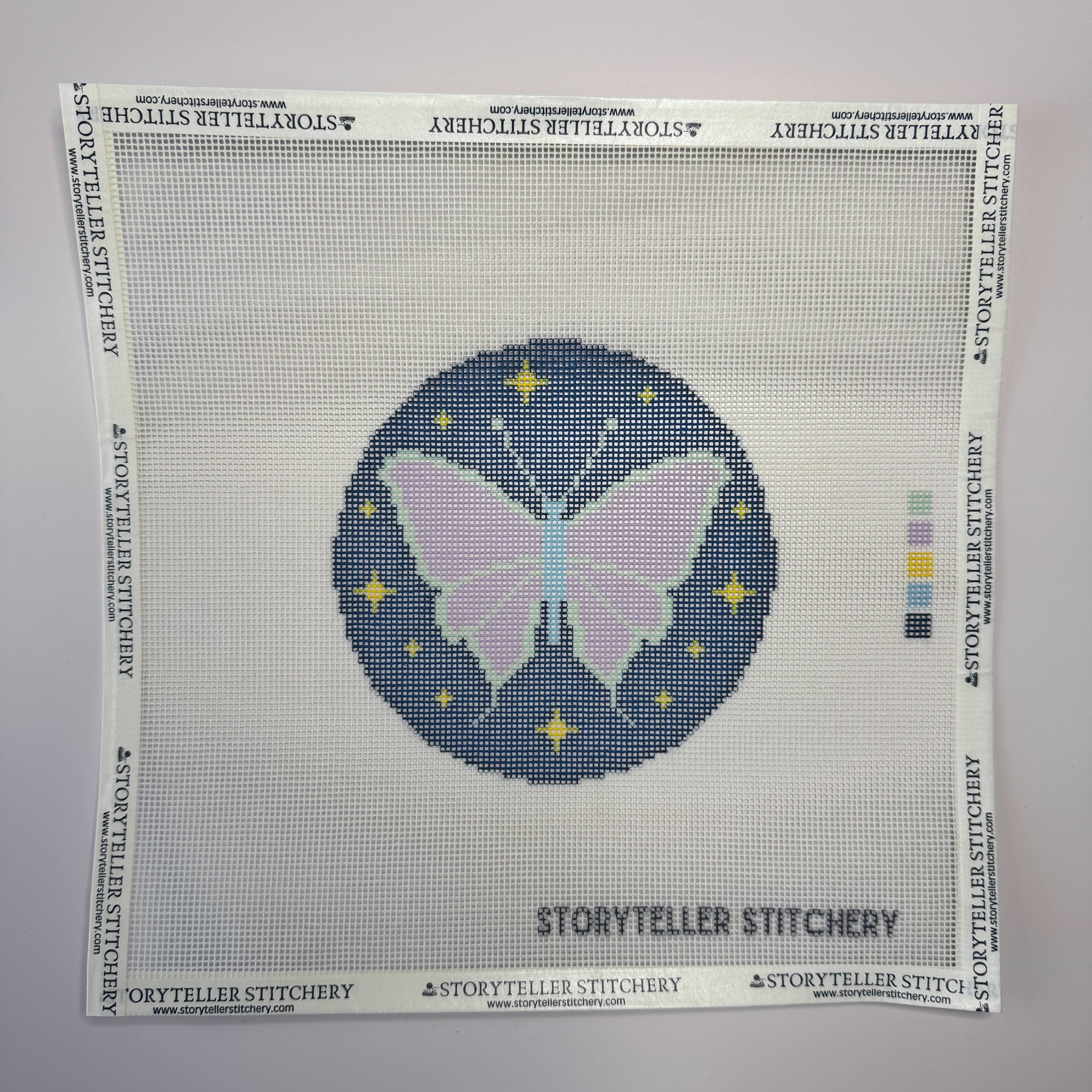 Storyteller Stitchery – wholesale Material för broderi/korsstygn – Lunamåne — Modernt Broderikit (Liten Design)1