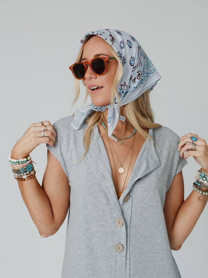 Bandana Love Full Paisley - Bleu pour la vente par Three Bird Nest