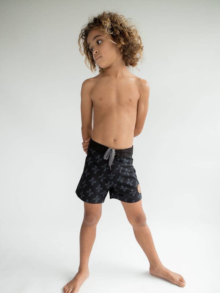 Pantaloncini da surf Townshort da bambino in bandana nera Breadfruit per la vendita all'ingrosso da parte di Of One Sea