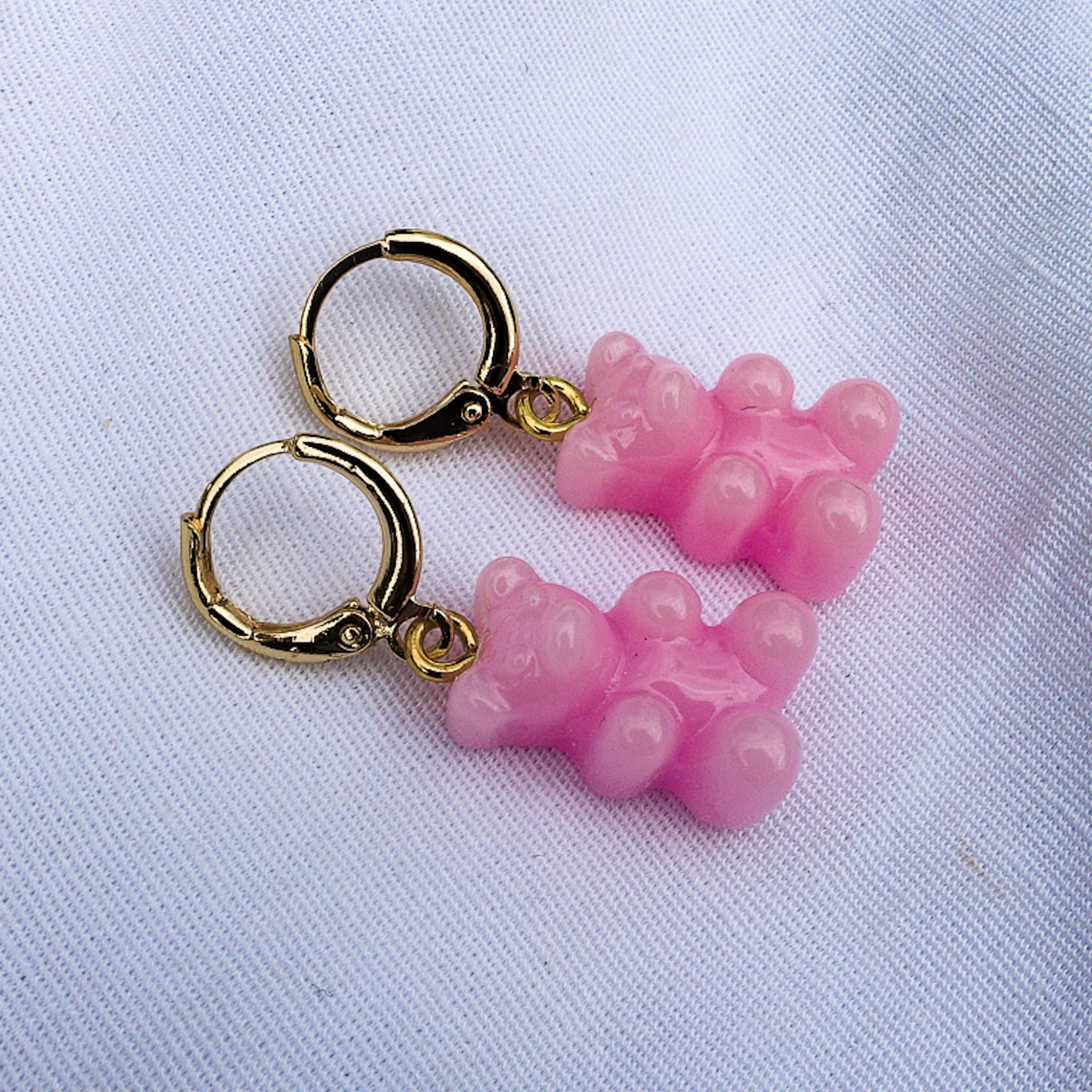 Daemon srls - Vendita all'ingrosso Orecchini a cerchietto - WINONA ~ HUGGIES ~ Orecchini huggies placcati oro con pendenti a orsetto gommoso3