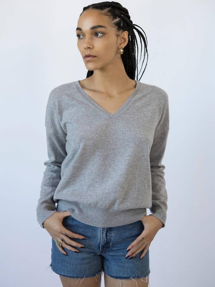 Pull en cachemire à col en V Clio (stormy) pour la vente par UNIKONCEPT