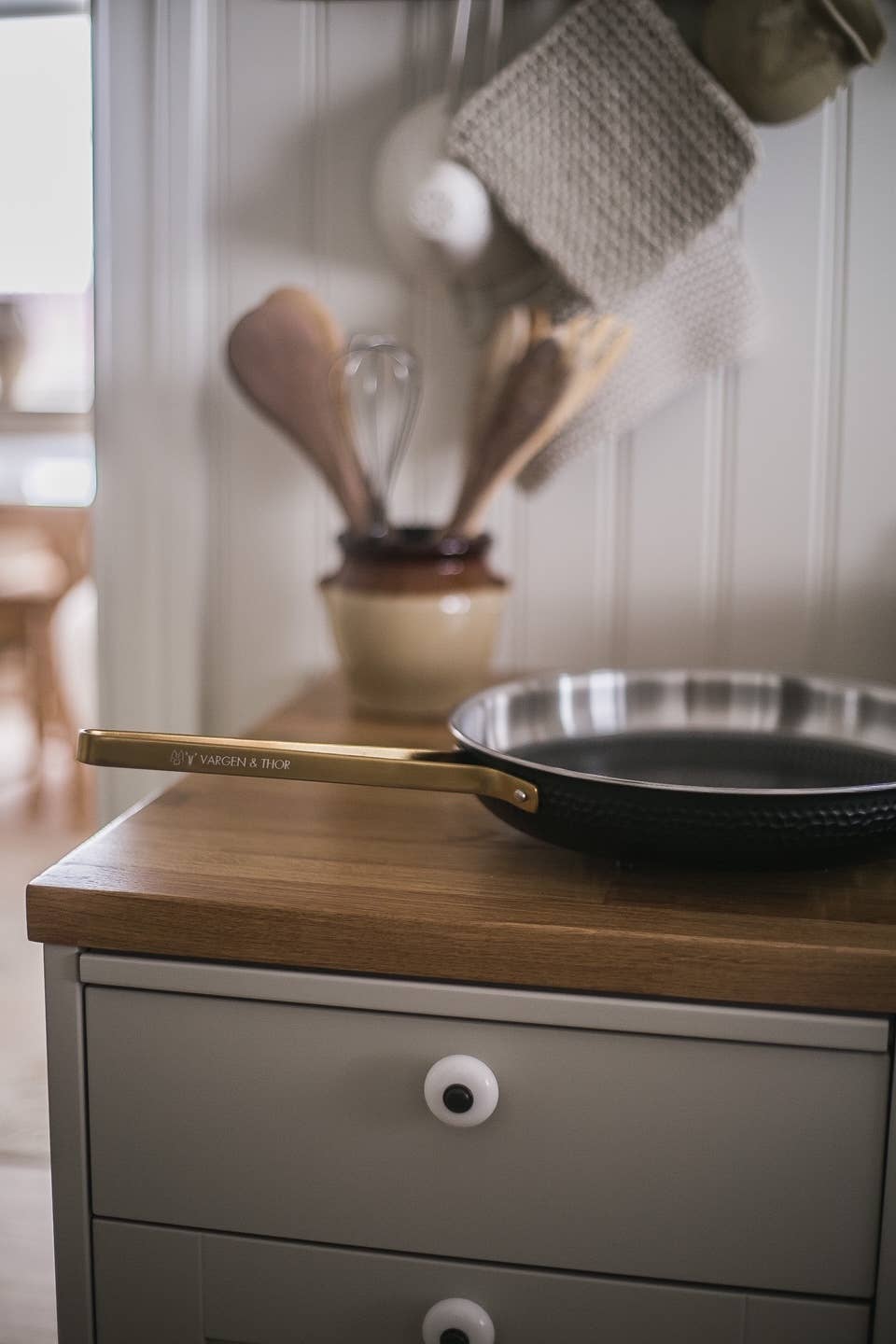 Vargen & Thor - Wholesale Pan - MODELL Xb - Frying pan, black with details of brass 4