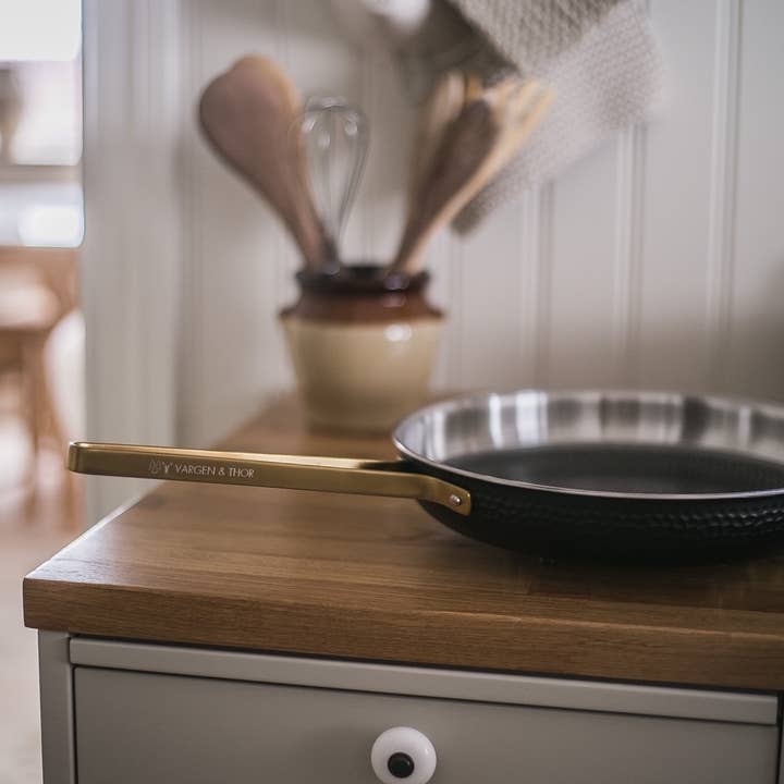 Vargen & Thor - Wholesale Pan - MODELL Xb - Frying pan, black with details of brass 4