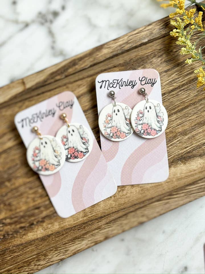 Boucle d'oreille vintage à motif floral en forme de fantôme pour la vente par McKinley Clay