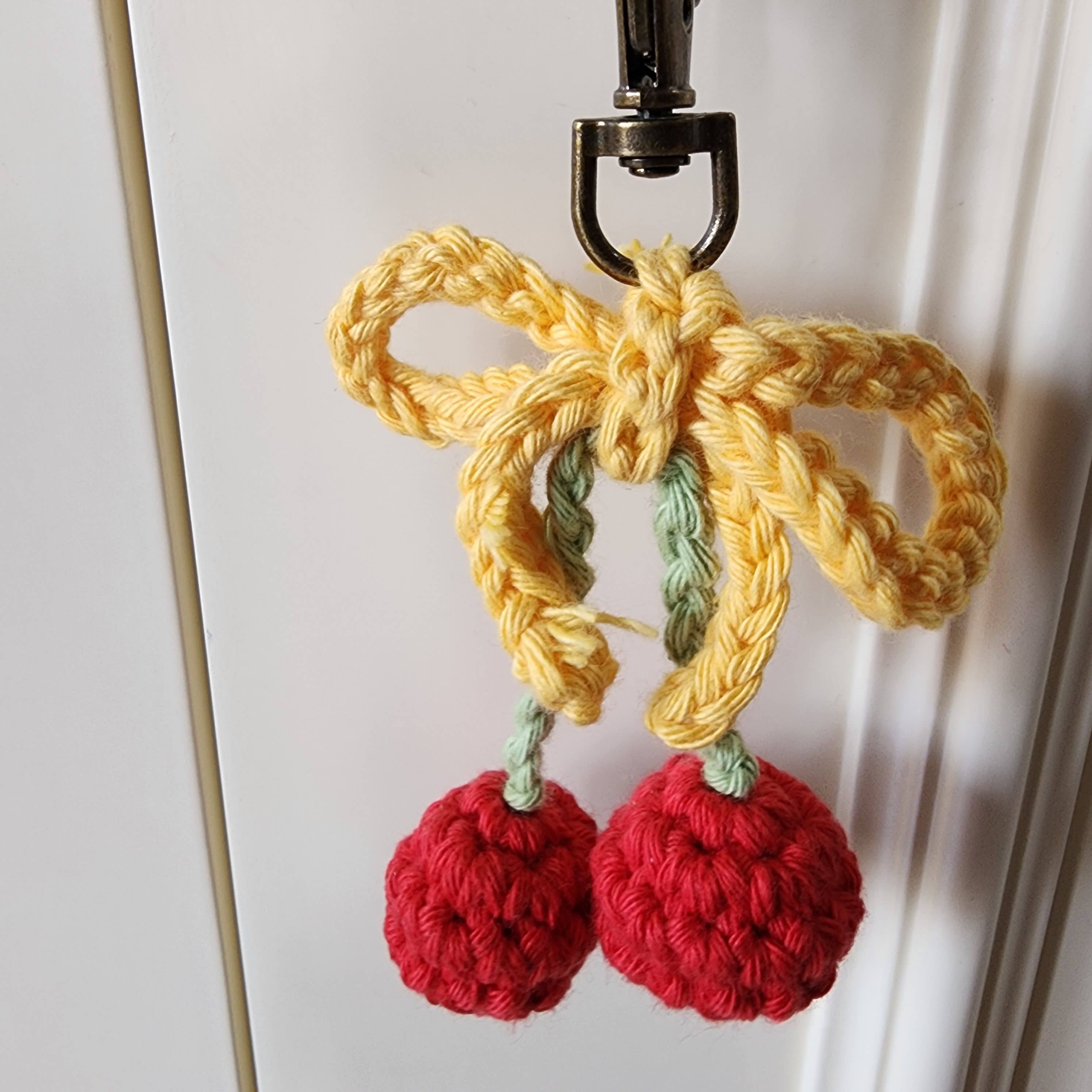 Handmade By Uruba – Großhandel Schlüsselanhänger-Armbänder – Handgefertigter Häkel-Kirschenschlüsselanhänger | Fruchtinspirierter Anhänger10