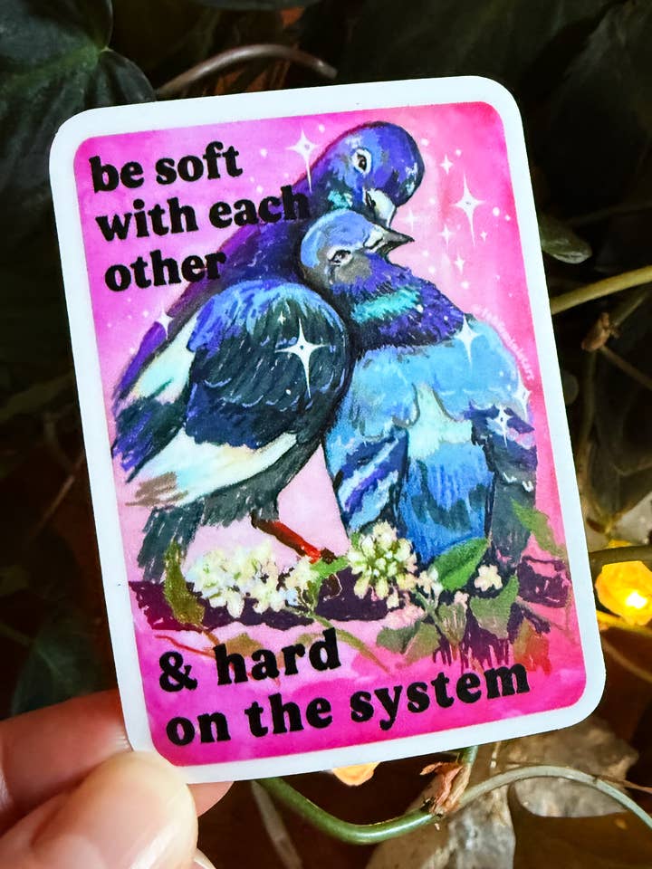 Soyez doux les uns avec les autres et durs avec le système : autocollant pour la vente par Fabulously Feminist