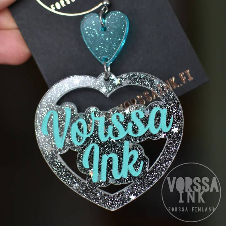 Boucles d'oreilles cœur avec texte personnalisé pour la vente par Vorssa Ink