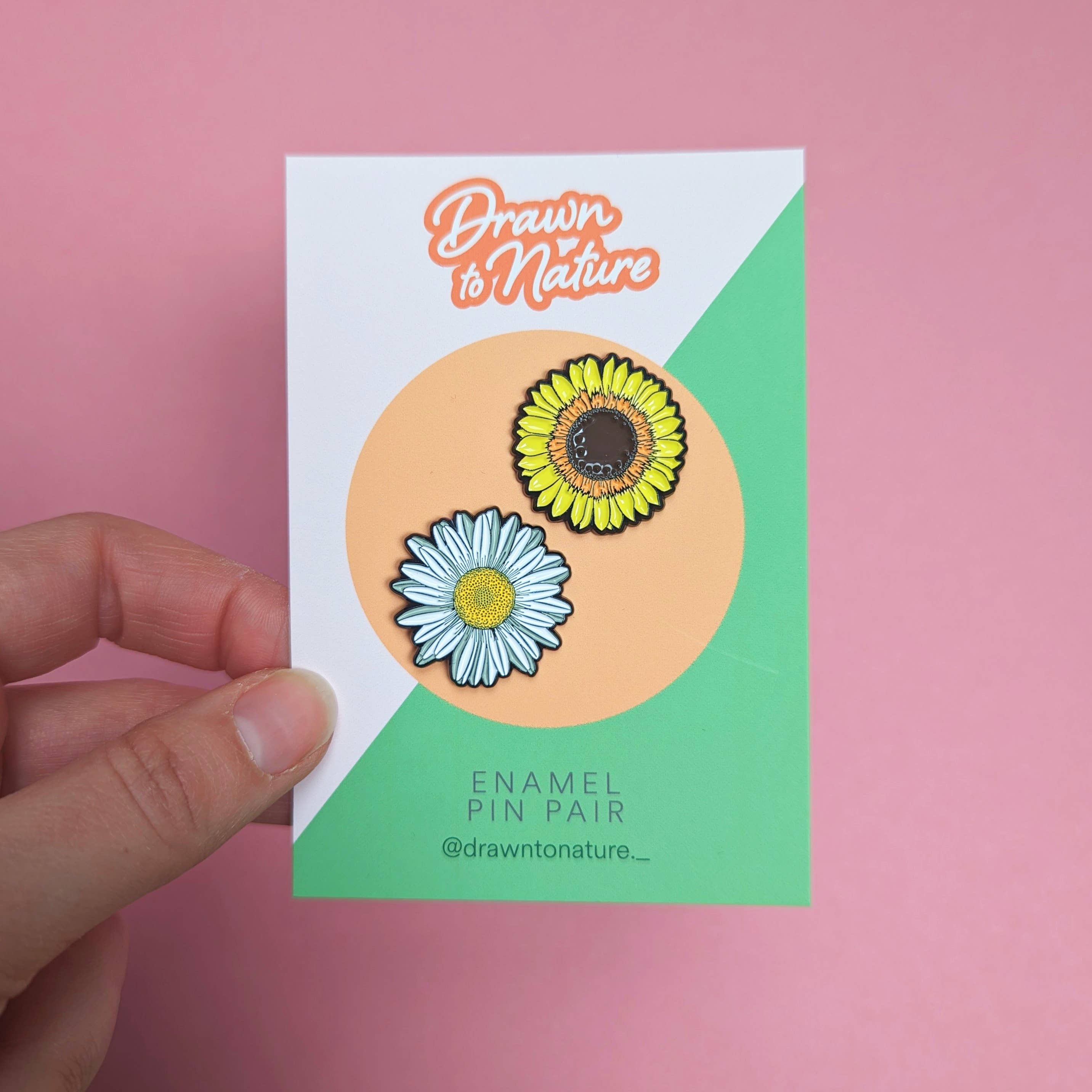 Drawn to Nature - Vendita all'ingrosso Spilla da bavero - Coppia di spille smaltate a forma di fiore, con margherita e girasole1