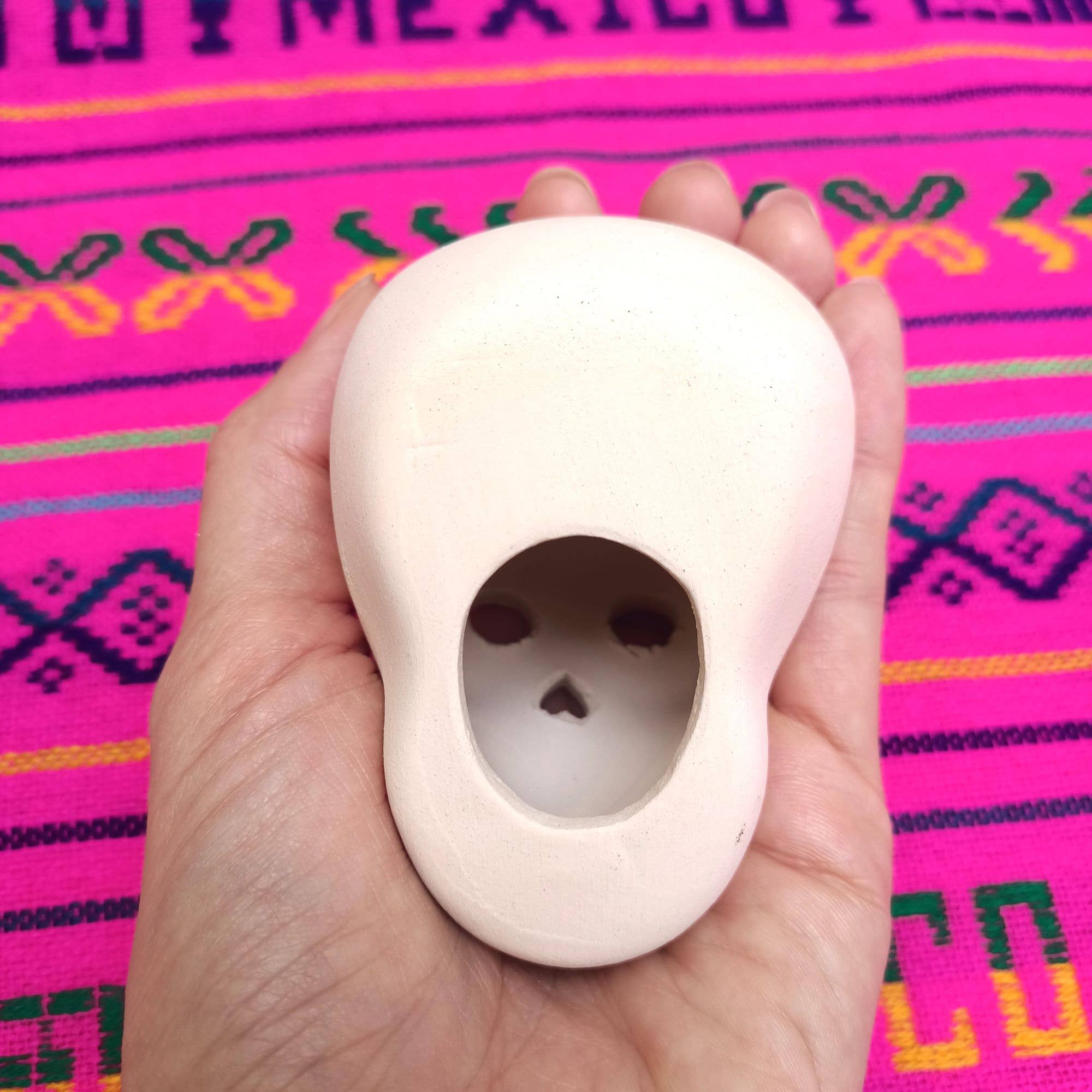 ArtMexico Ltd – wholesale Decorative figurine – Unpainted White Ceramic Sugar Skulls To Paint6