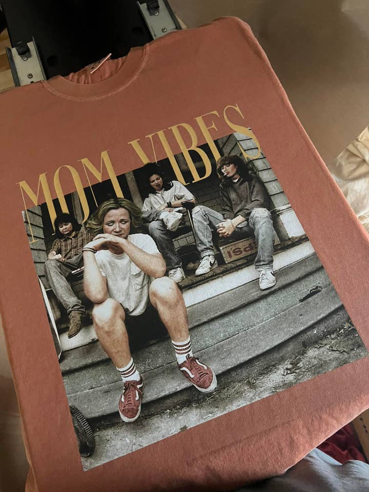 T-shirt Vibes de Maman pour la vente par Kalei's Creations