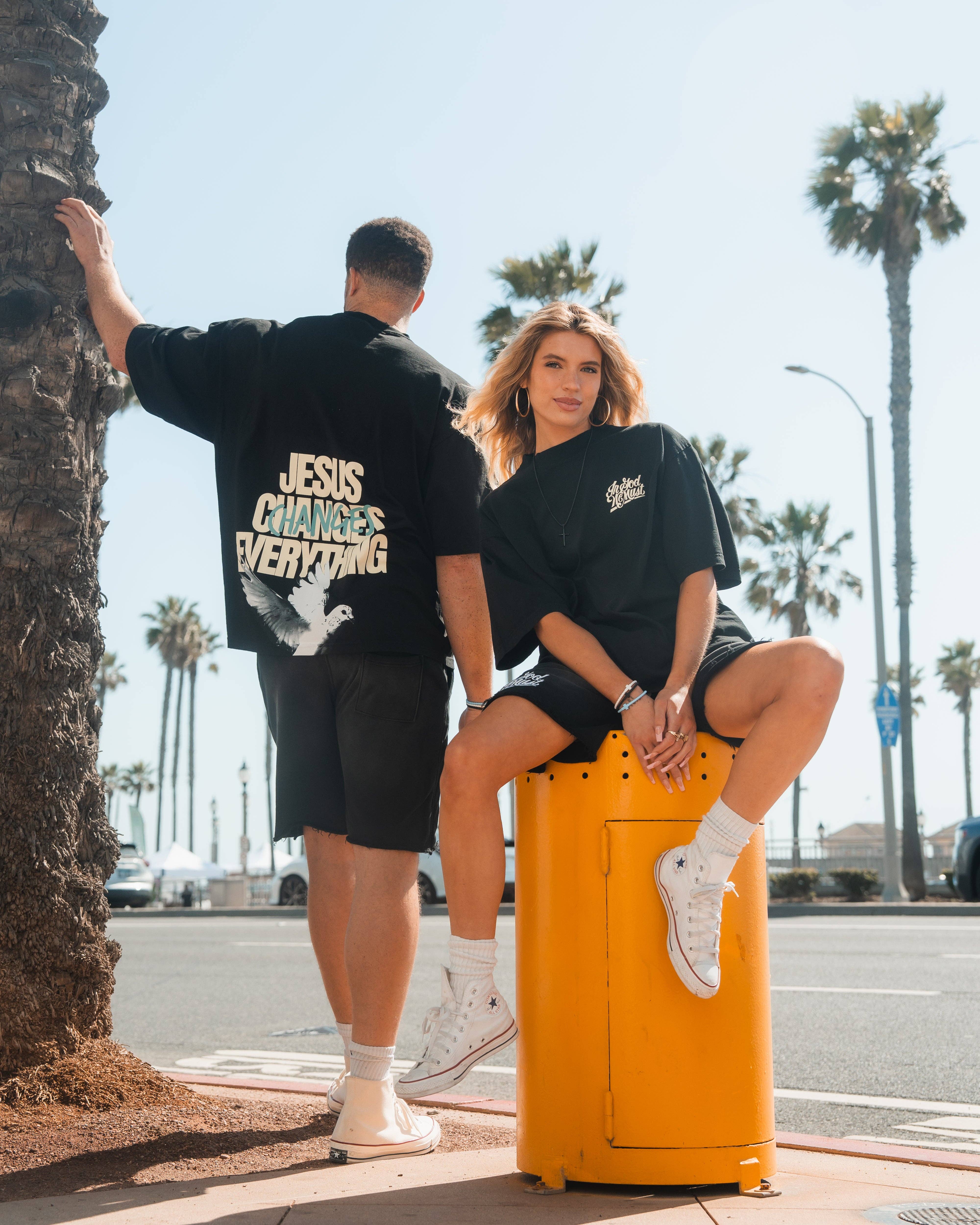 In God We Must – T-shirt estampada - Homem por atacado – T-shirt 'Jesus Muda Tudo'8