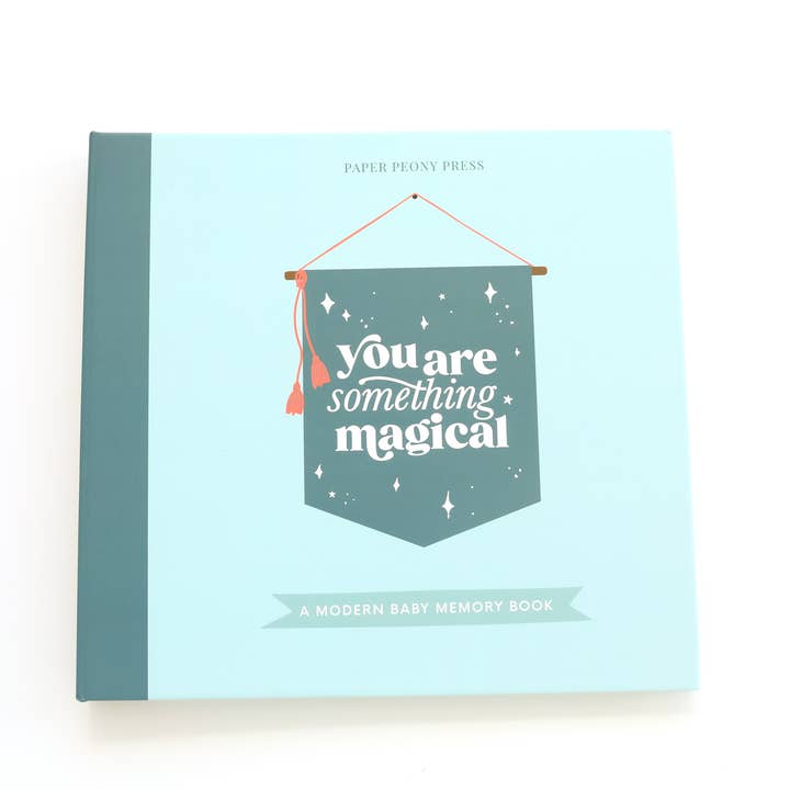Livre de souvenirs pour bébé, garçon : Tu es quelque chose de magique, sac à souvenirs pour la vente par Paper Peony Press
