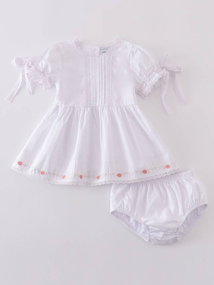 Premium vit blommig broderad bloomer-set för wholesale av Mom & Co.