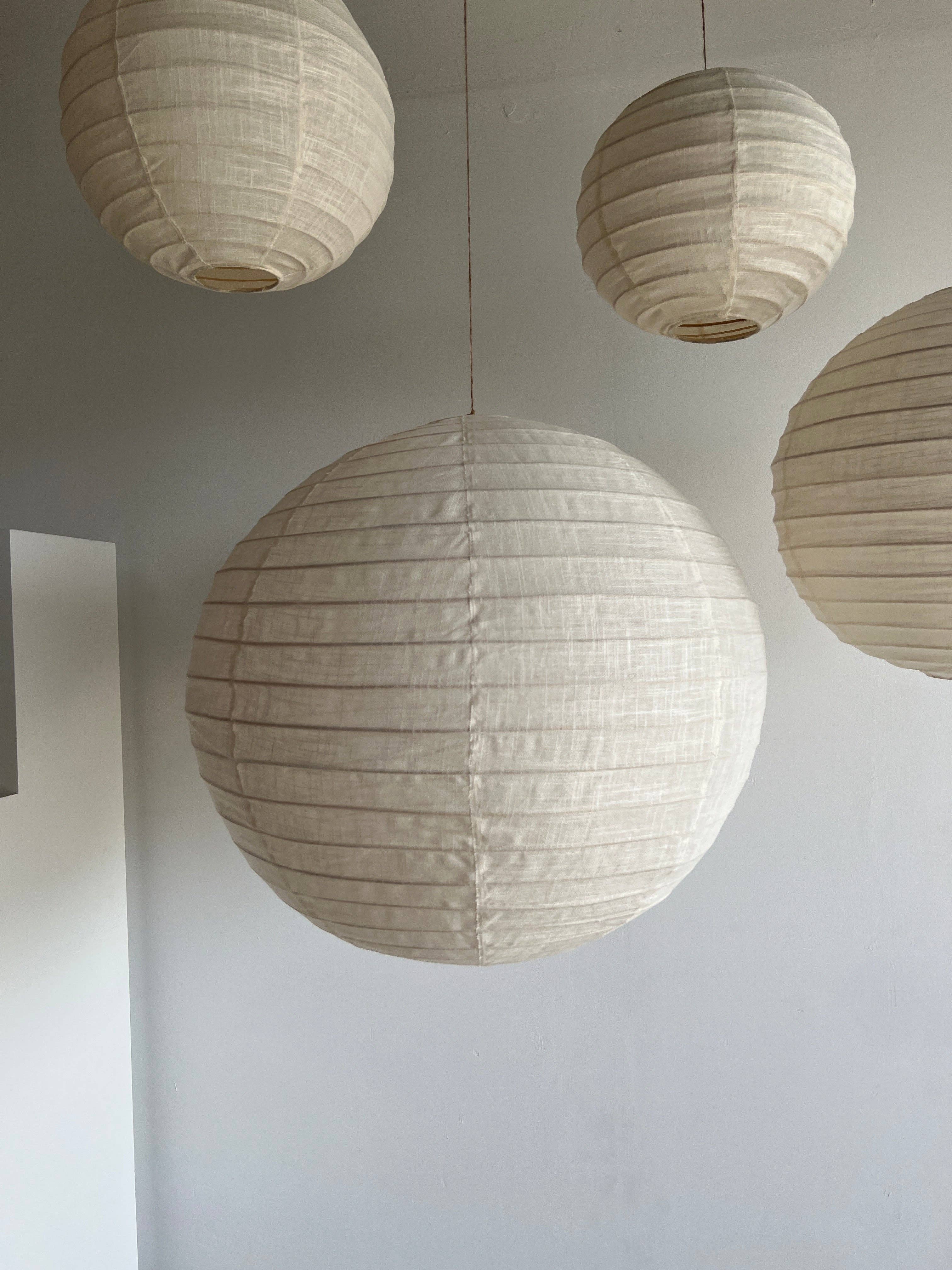Office Objets - Wholesale Chandelier/Hanging Light - Medium round Japanese-style pendant light in rattan and natural linen D:4018